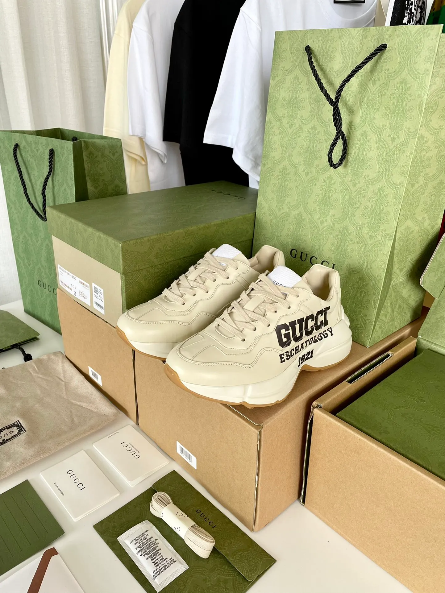 👟👟Ex-factory price 480👟👟 Men's model ➕10 Gucci dad shoes for couples, distressed leather horn-shaped retro jogging shoes. The Balenciaga grandpa trend has subsided and ushered in GUCCI dad shoes, the trend leader in the fashion industry. The original shoes are molded and the original last is made by the Italian handmade foundry! [Gucci original dad shoes] Original surface: imported calfskin! Lining: Grade A hybrid lambskin! Outsole: The highest restoration sole T👟👟Ex-factory price U material plus wear-resistant foam (anti-wear cushioning) ivory leather processed with distressed effect The sole is 5cm high! The comfort level is excellent, killing all high-end versions on the market! Original logo outsole! 👣Size: Women’s size 35-40. Men's size 38-45. Women's heel with 🈚️logo! Men's heel with 🈶️logo!